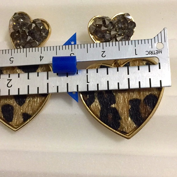 Cheetah print heart drop earrings - Picture 7 of 7